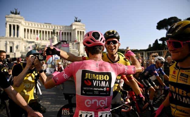 Michel Hessman abraza a Primoz Roglic, de rosa, tras finalizar el Giro de Italia 2023. Getty