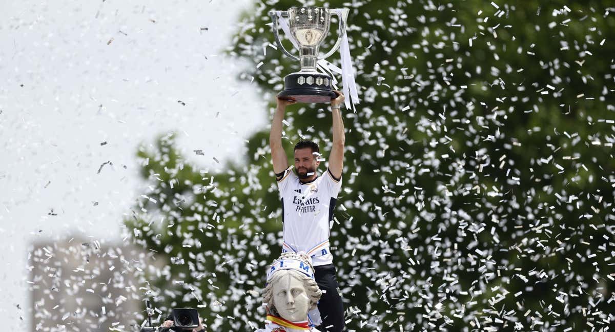 Nacho, con la Liga sobre Cibeles.