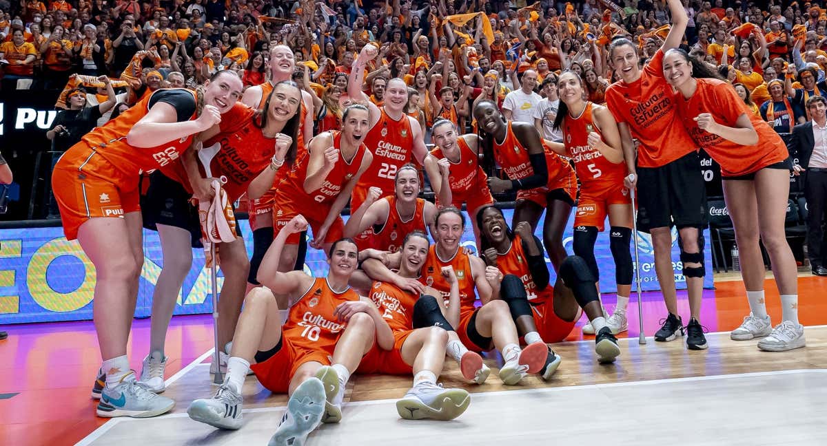 El Valencia Basket celebra su primer título liguero./FEB