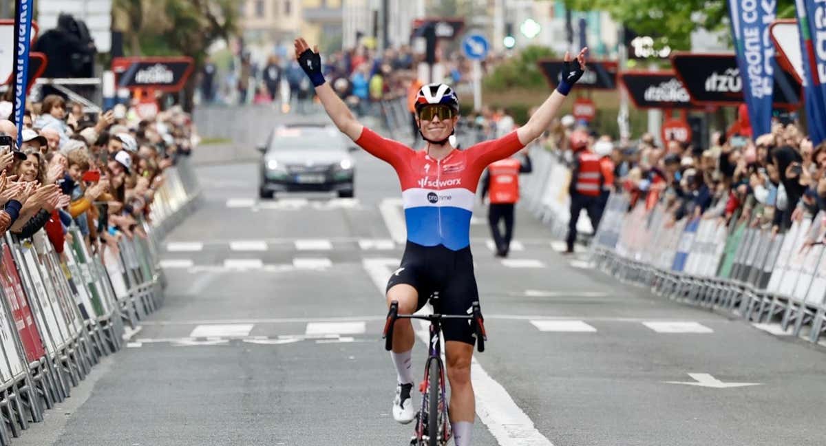 Demi Vollering se impone en San Sebastián, meta de la última etapa de la Itzulia Women 2024.