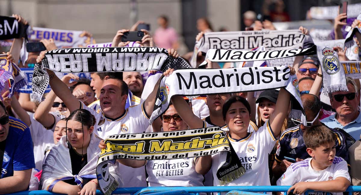 Aficionados del Real Madrid durante la celebración de la Liga en Cibeles./REUTERS