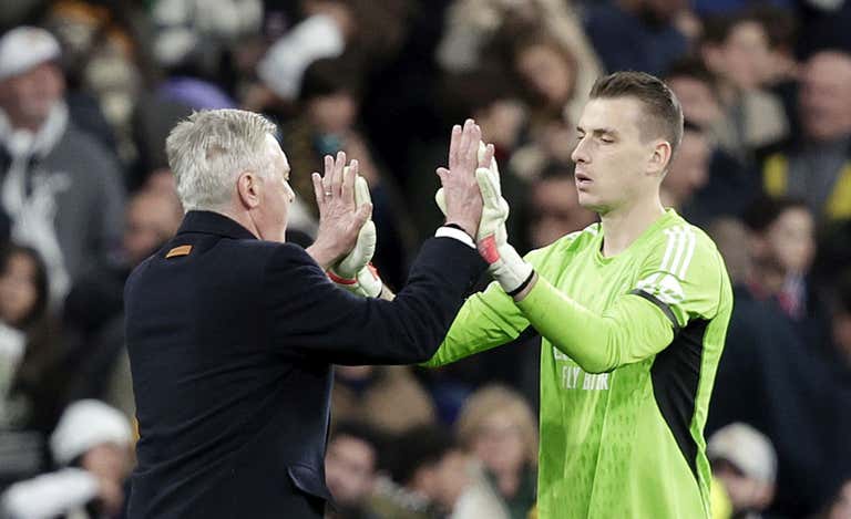 Ancelotti y Casillas se saludan durante un partido.