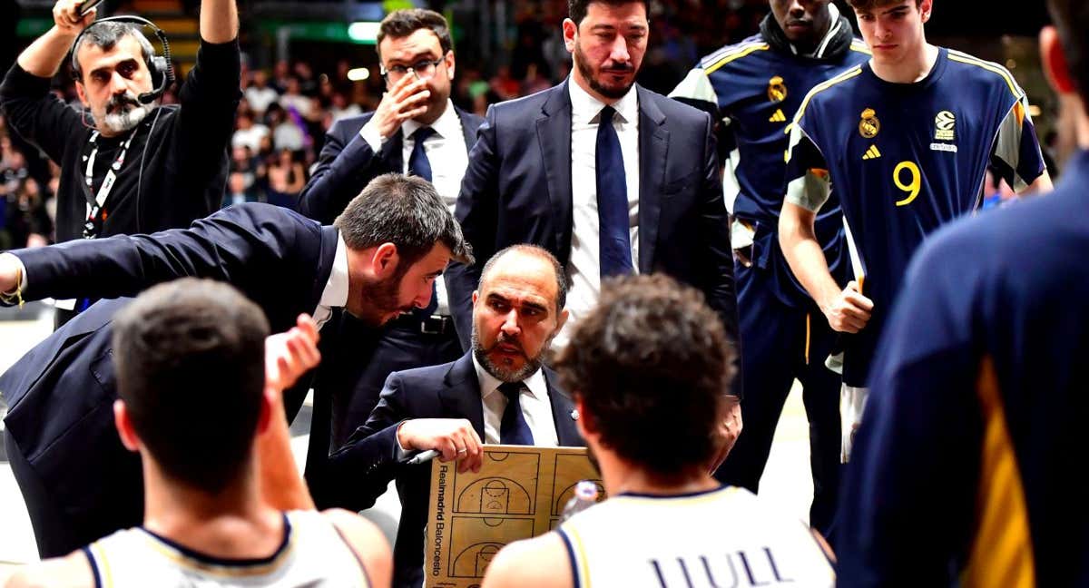 Chus Mateo, junto a su segundo, Paco Redondo, preparan una jugada durante un tiempo muerto esta temporada. /GETTY IMAGES