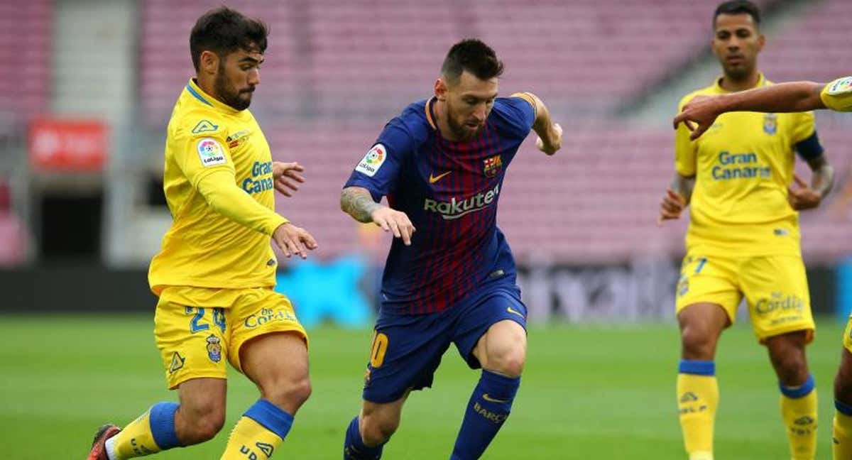 Tana, exjugador de Las Palmas, con Messi en un partido contra el Barça. /REUTERS