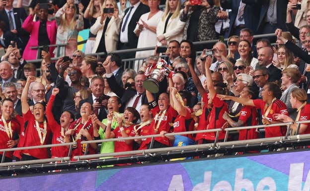 Las jugadoras del Manchester United levantando la copa.  MANCHESTER UNITED WOMEN