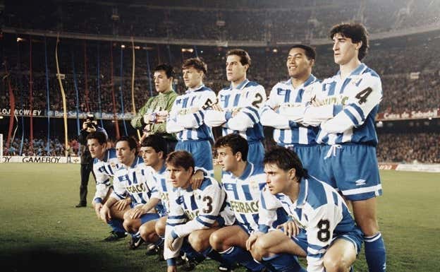 Nando, agachado, con el 3, entre Fran y Bebeto, en un partido del Super Dépor en el Camp Nou.