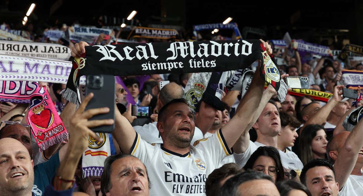 Aficionados del Real Madrid en el Santiago Bernabéu.