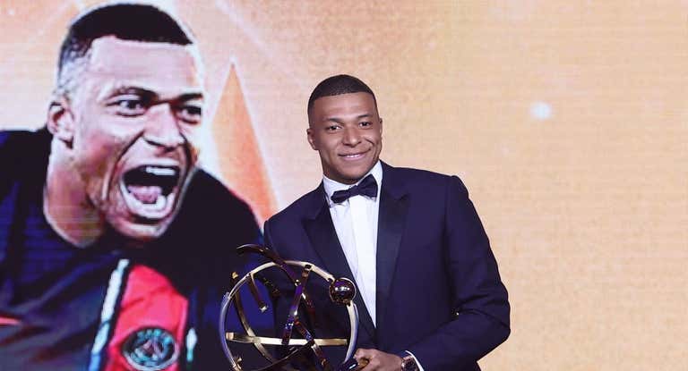 Mbappé, con su premio a mejor jugador del año.