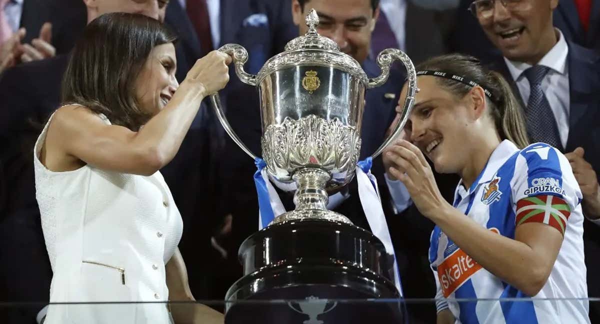 Sandra Ramajo recibe la Copa de la Reina junto a la Reina Letizia. /EFE