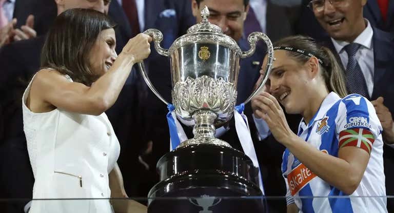 Sandra Ramajo recibe la Copa de la Reina junto a la Reina Letizia.