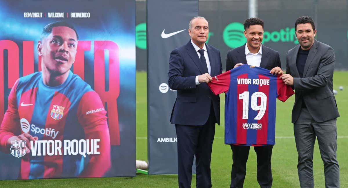 Rafa Yuste, Vitor Roque y Deco, en la presentación del futbolista brasileño con el Barça.