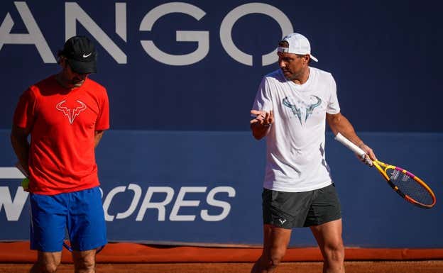 Nadal habla con Moyá en un entrenamiento durante el pasado mes de abril en Barcelona. EFE