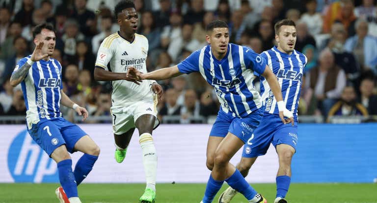 Vinicius jugando contra el Alavés.
