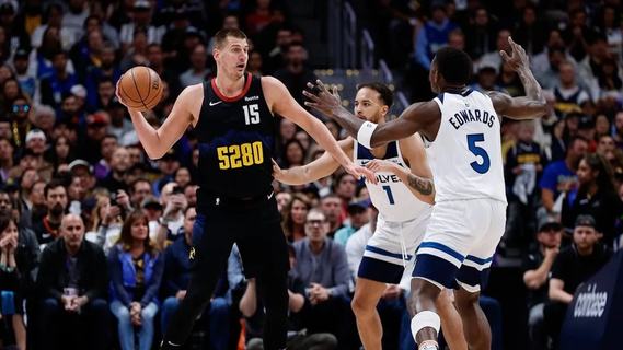 Nikola Jokic busca el pase ante la defensa de dos jugadores de los Minnesota Timberwolves/ U.S.A. TODAY SPORTS