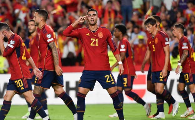 Ferran Torres celebra un gol con la Selección.  EFE