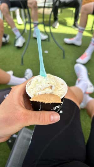 Tadej Pogacar muestra el helado que pidió durante el día de descanso del Giro.