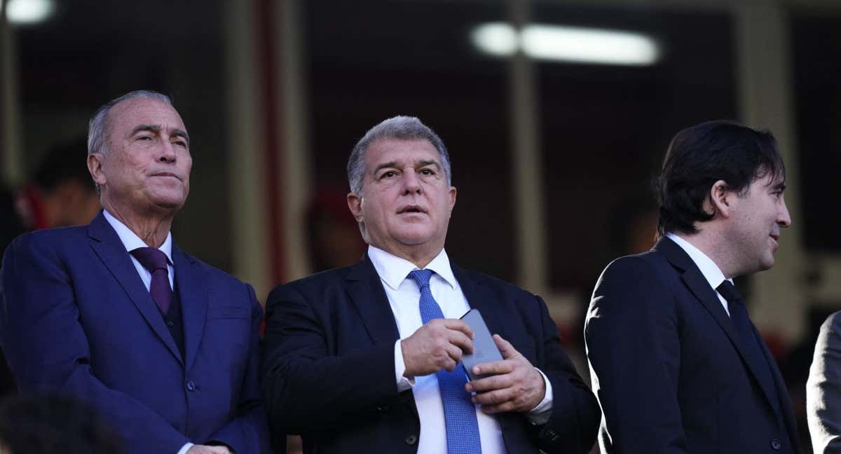 Rafa Yuste, vicepresidente del Barça, junto a Joan Laporta, presidente, en el palco. /AFP