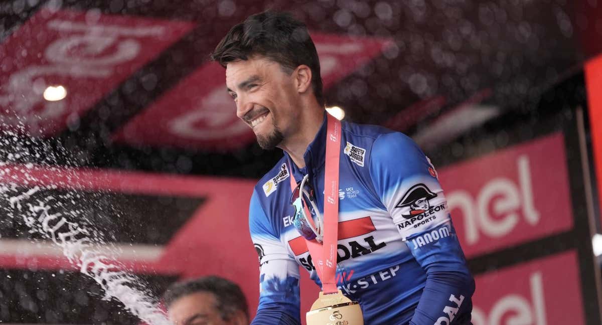 Julian Alaphilippe celebra su victoria en la 12ª etapa del Giro de Italia 2024.