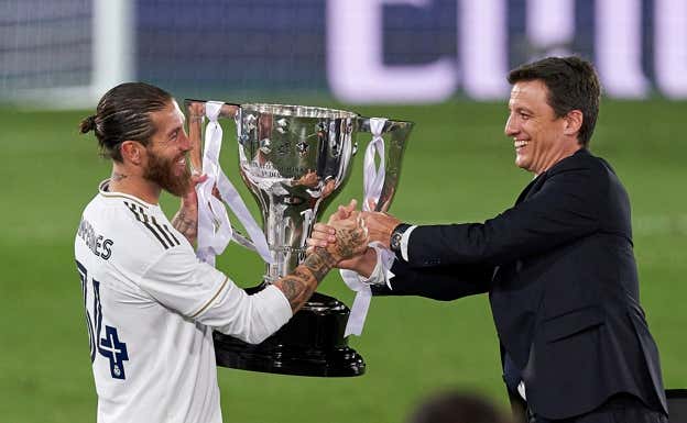 Gómez-Reino entrega la copa de LaLiga a Sergio Ramos en 2020.  Getty Images