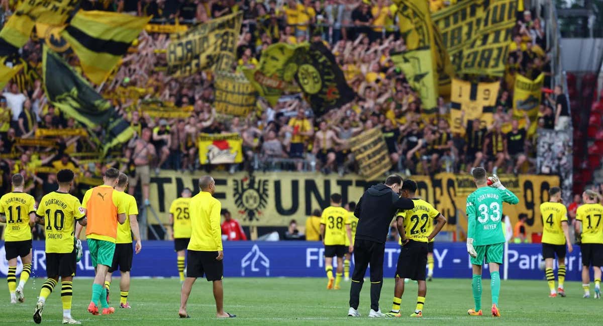 Los jugadores del Borussia Dortmund, con la afición de fondo./REUTERS