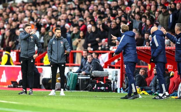 De la Torre durante un partido de la Premier League.  AFCB