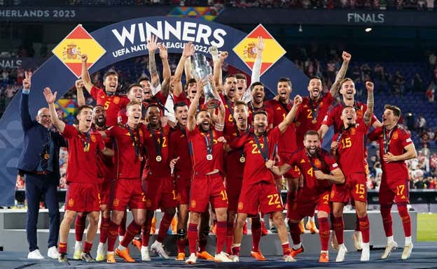 De la Fuente, junto a su equipo, celebrando la victoria en la Nations League 2023.  GETTY