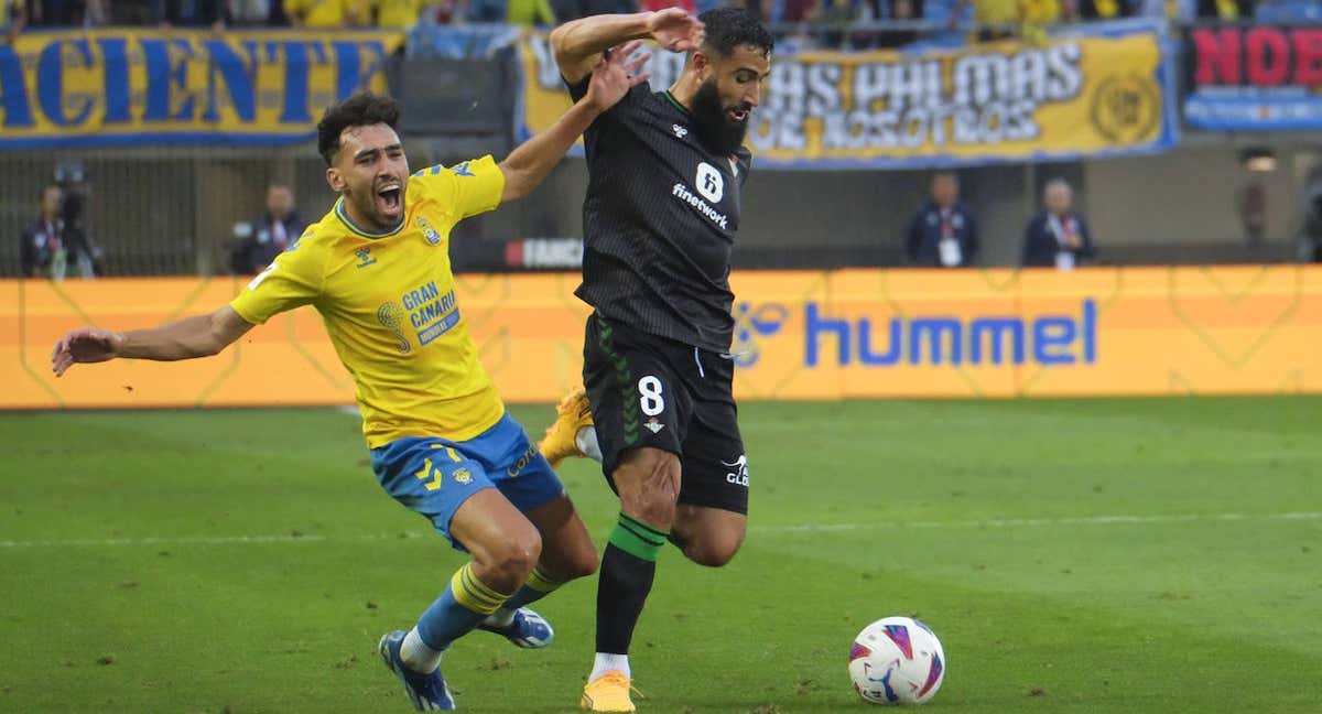 Fekir, en una acción del juego con Munir.