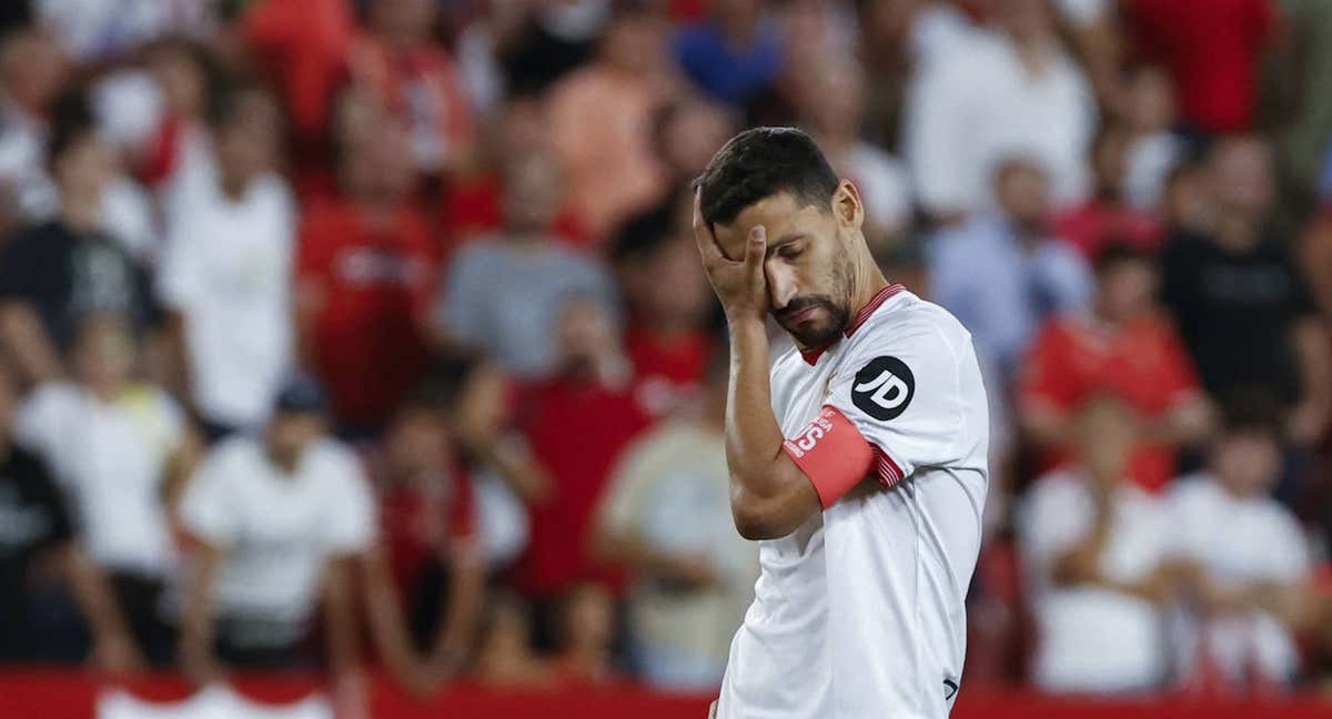 Jesús Navas se lamenta durante un partido con el Sevilla./EFE