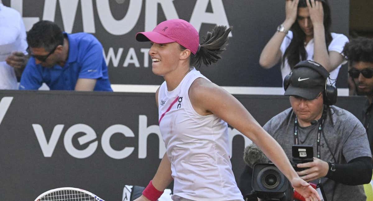 Swiatek celebra su victoria ante Gauff.