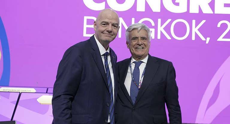 Gianni Infantino y Pedro Rocha al término del 74º Congreso de FIFA en Tailandia.