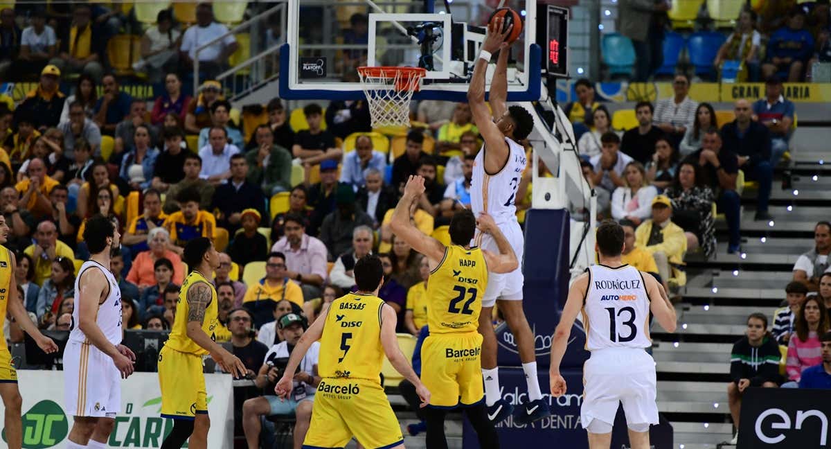 Edy Tavares machaca el aro en el partido frente al Dreamland Gran Canaria/ ACB PHOTO