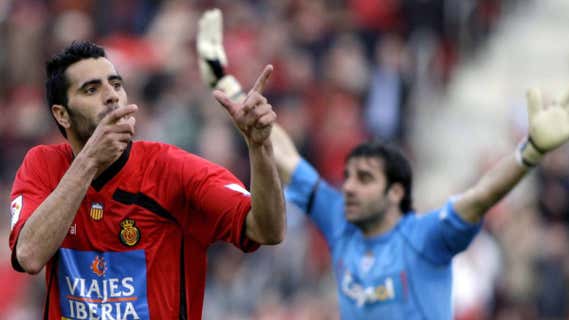 Dani Güiza, celebra uno de sus goles con el Mallorca./EFE