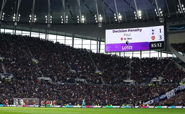Momento en el que se comprueba un posible penalti en el VAR durante el derbi del norte de Londres.  REUTERS