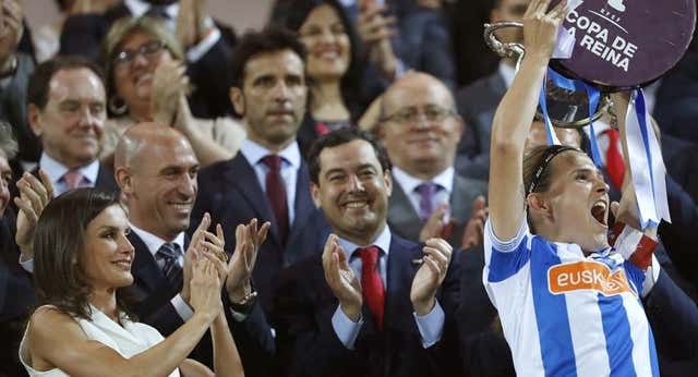 La Reina Letizia salda una deuda con el fútbol femenino con una foto para el recuerdo