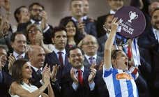 La Reina Letizia salda una deuda con el fútbol femenino con una foto para el recuerdo
