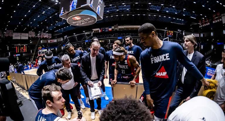 Vincent Collet, con la pizarra, durante un partido con Francia.