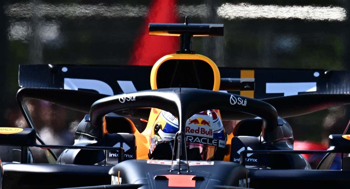 Max Verstappen, en su Red Bull en Imola. /AFP