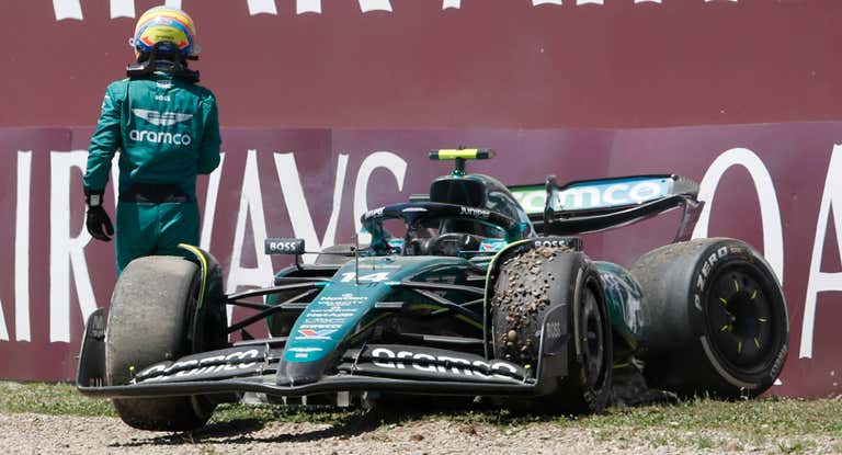 Fernando Alonso, saliendo de su monoplaza.