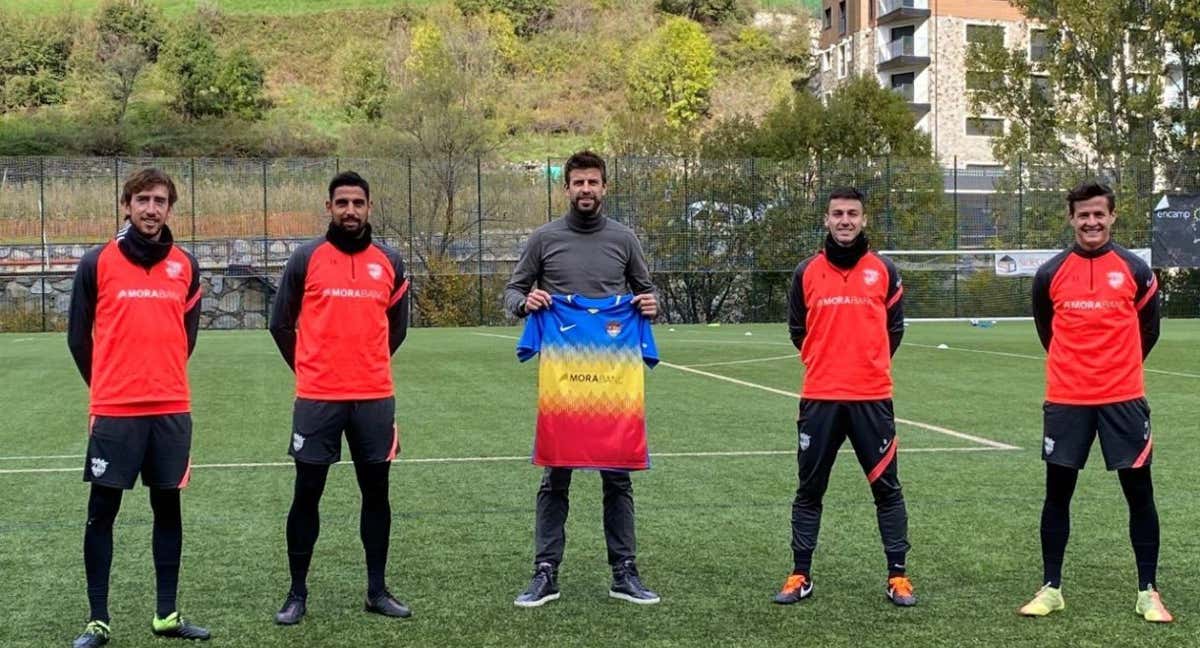Gerard Piqué, con la camiseta tricolor del Andorra.