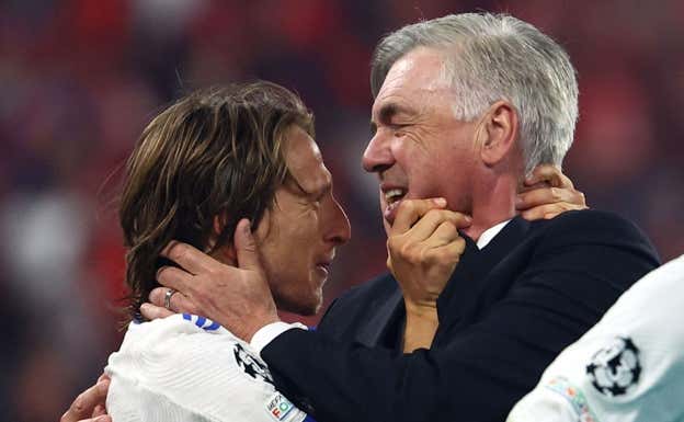Ancelotti se abraza con Modric.
