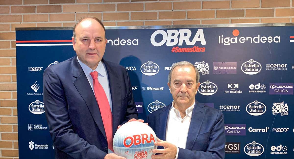 Eduardo Pascual (izquierda), junto al presidente del Obradoiro, Raúl López. /MONBUS OBRADOIRO