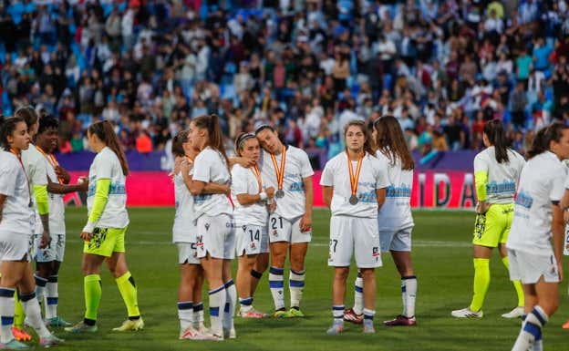 Las jugadoras de la Real tras el partido.  EFE