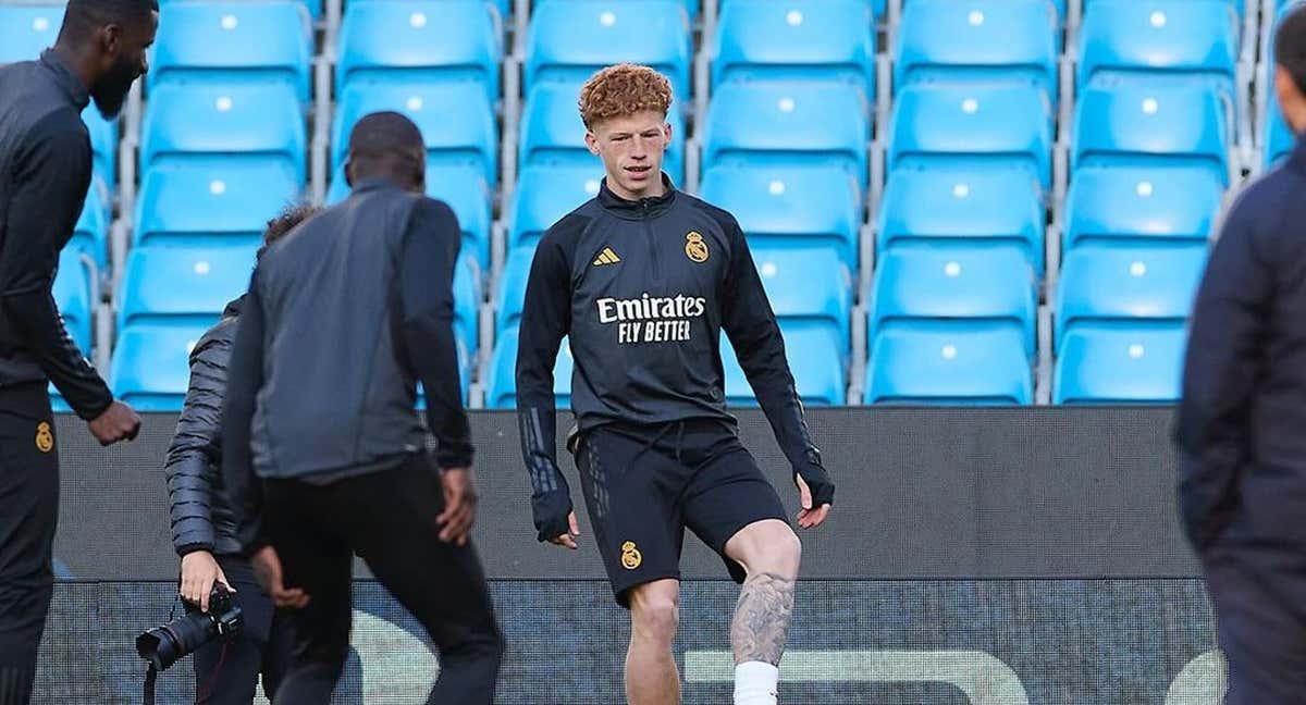 Jeremy de León se entrena con el primer equipo del Real Madrid.