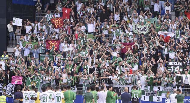 El Racing casi asegura el playoff y el Huesca, su sufrimiento