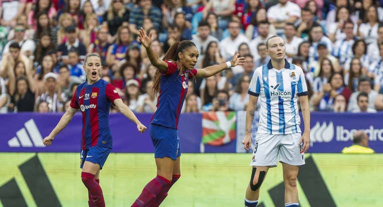 Salma Paralluelo y Ona Batlle celebran uno de los goles de la final ante la desolación de Franssi.