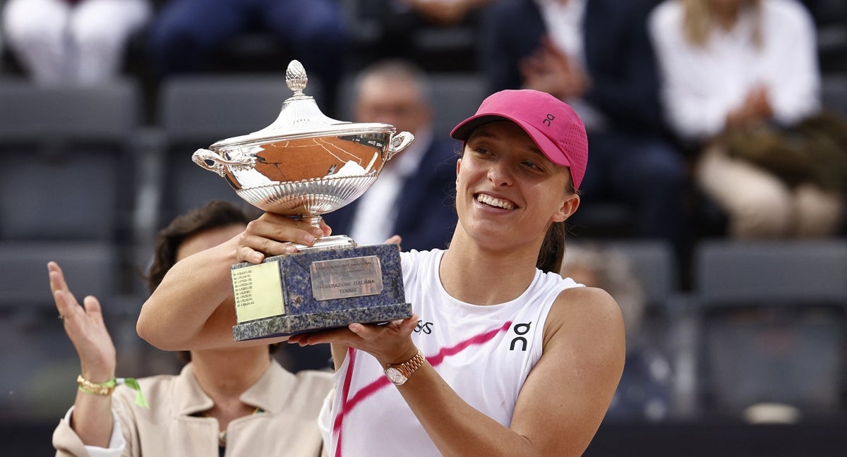 Iga Swiatek levanta el trofeo de Roma.