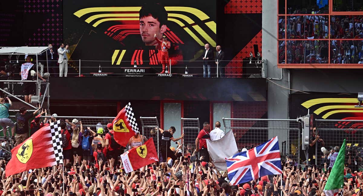 Charles Leclerc, en el podio bañado por los 'tifosi'. /AFP