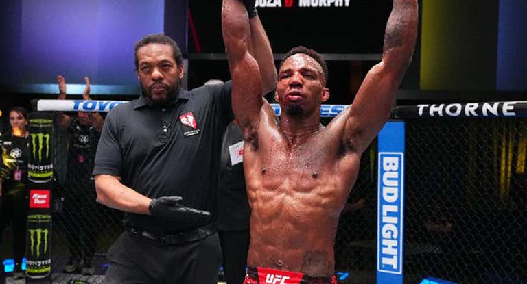 Lerone Murphy celebra su victoria en el UFC Las Vegas 92.