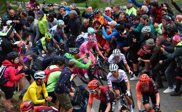 Pogacar y el resto de favoritos, en el Mortirolo. AFP