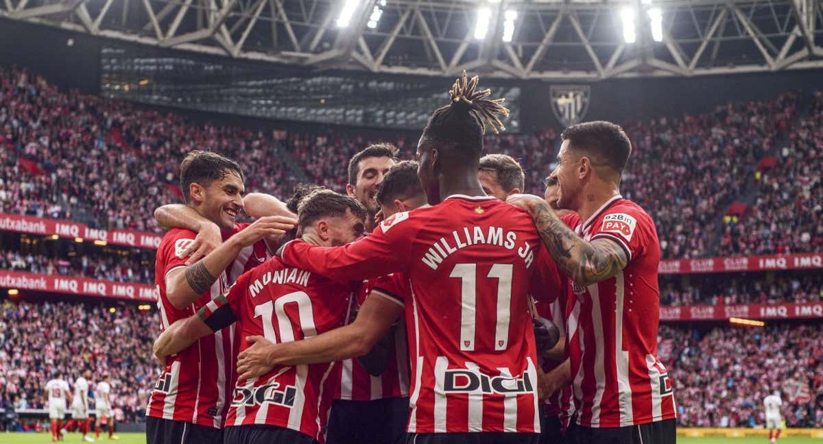 Celebración de los jugadores rojiblancos en su último triunfo en San Mamés./EFE